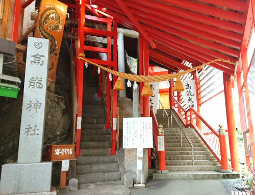 髙龍神社参道(右奥エレベーター)